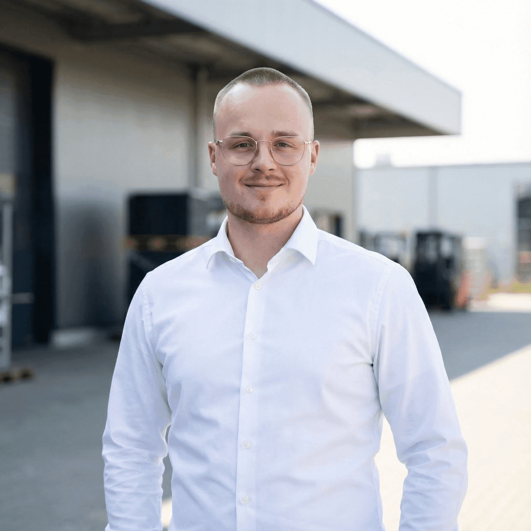 Nico Els vor seinem Büro